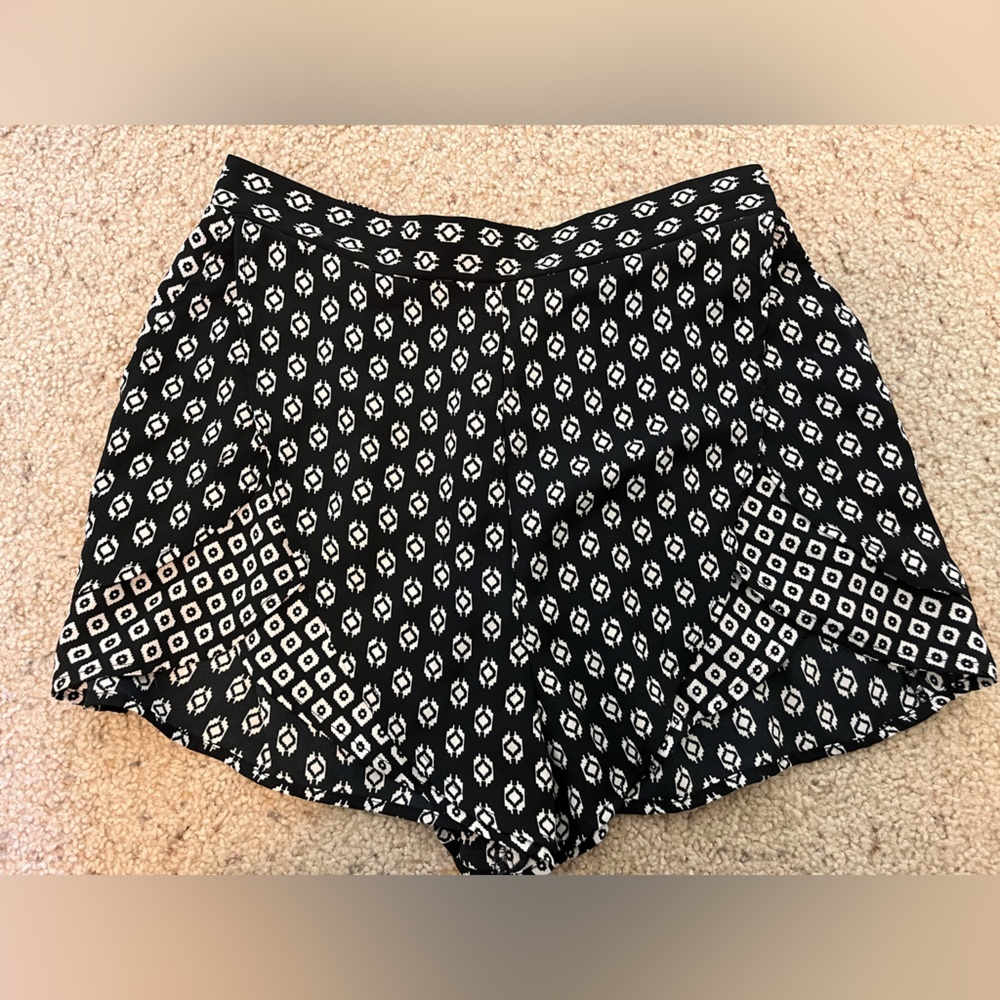 Xhilaration Black and White Swim Coverup Shorts, size Medium